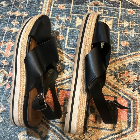 TIME and TRU Womens Platform Sandals Size 10 Black gently used. - Picture 2 of 4